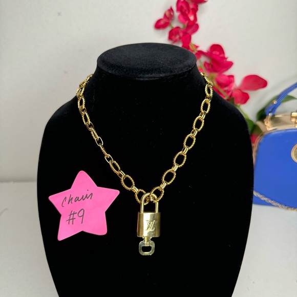 ⚜️🔐 LV Lock and Key Necklace ⚜️🔐 - Picture 4 of 8
